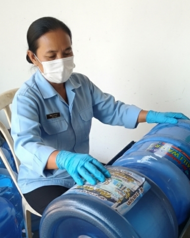 Pencucian galon air minum isi ulang